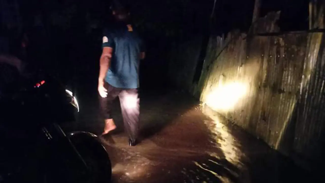 ভেঙে গেল গোমতীর বাঁধ, লোকালয়ে হু হু করে ঢুকছে পানি