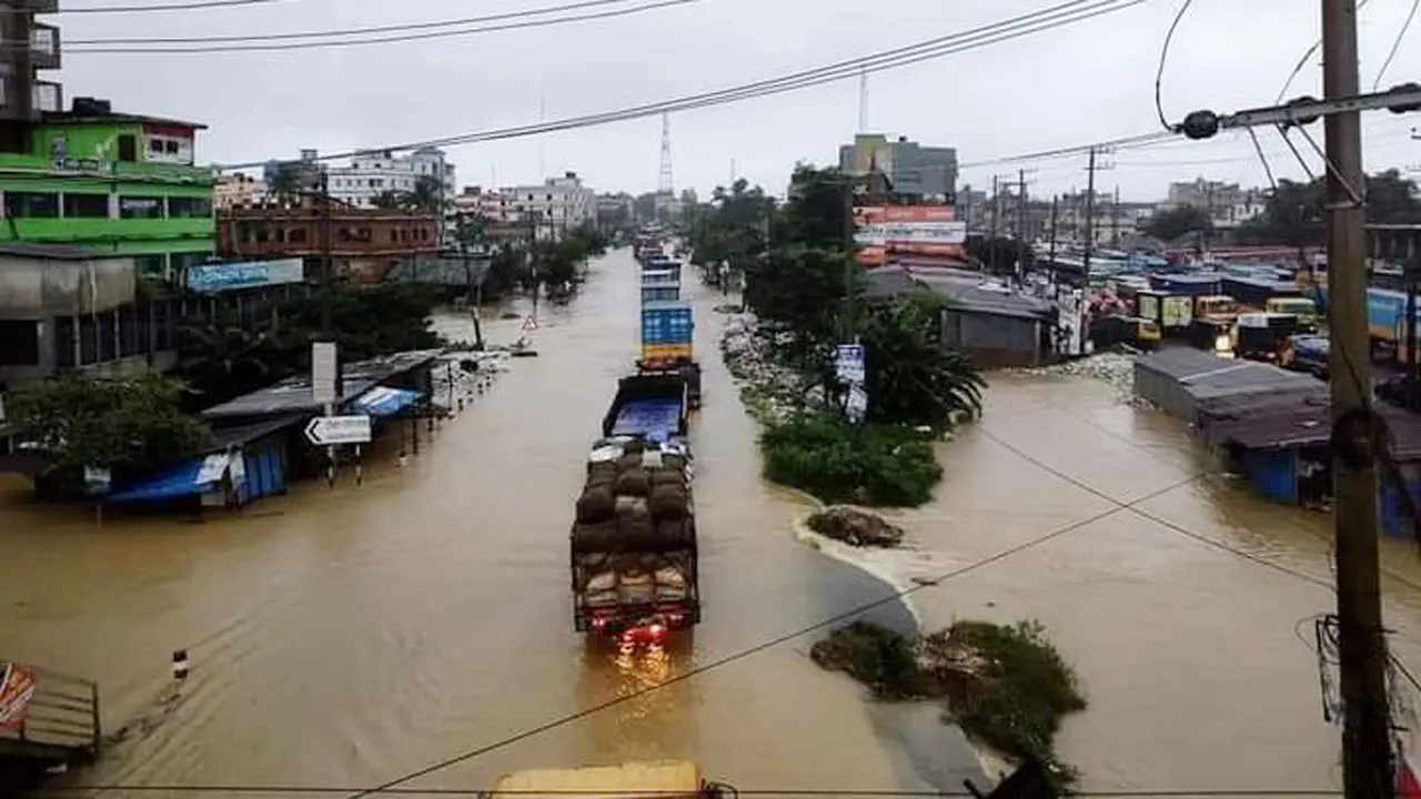 ঢাকা-চট্টগ্রাম মহাসড়কে বন্যার পানি, যান চলাচল বন্ধ