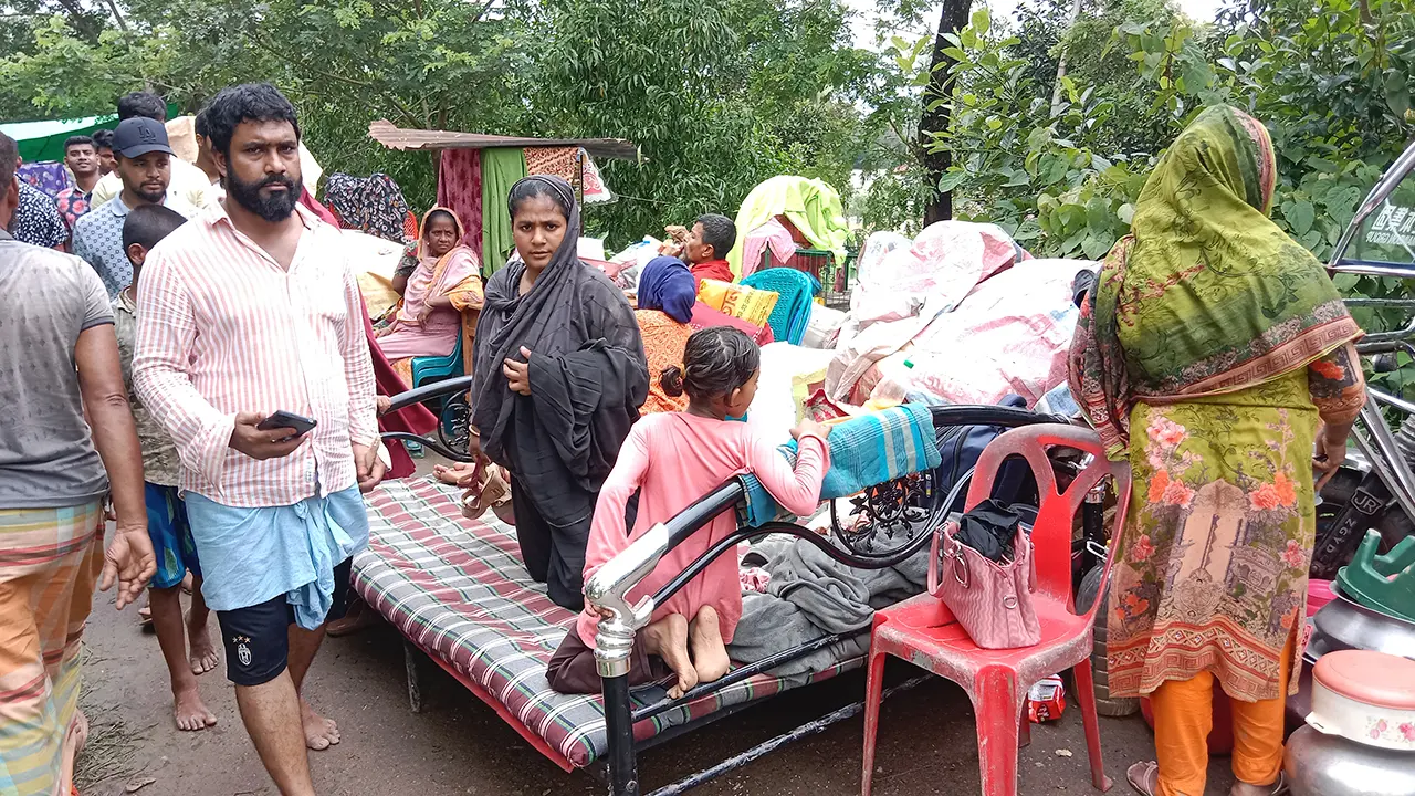 কুমিল্লায় খোলা আকাশের নিচে হাজারো মানুষ