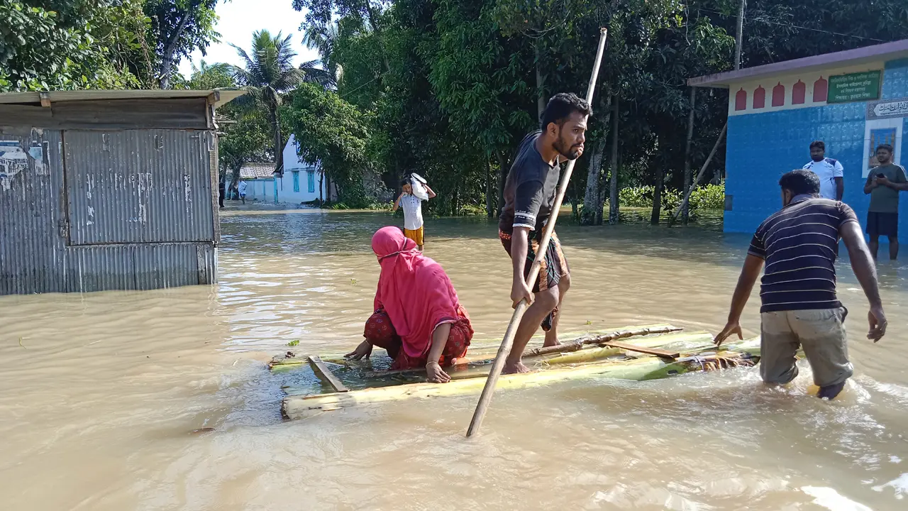 ‘কোনোরকমে এক কাপড়ে বের হয়ে আশ্রয়কেন্দ্রে আসি’
