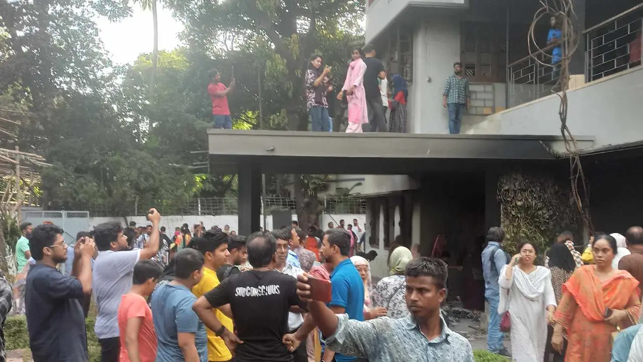 পুড়ে যাওয়া ধানমন্ডি-৩২ এর ধ্বংসযজ্ঞ দেখতে মানুষের ভিড়