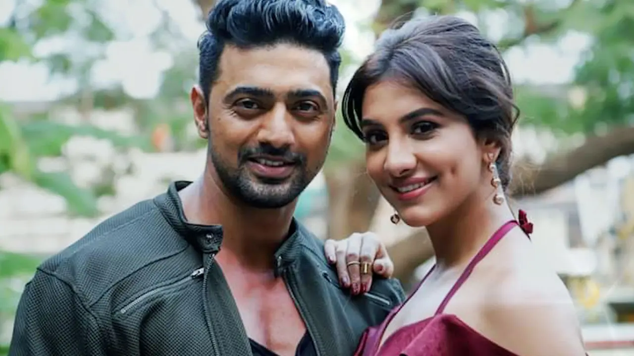 ৪০ পেরিয়েও বিয়েতে ‘অনীহা’ দেবের, কী বলছেন প্রেমিকা রুক্মিণী