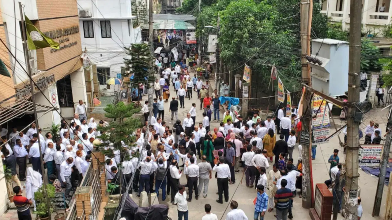 ঢাকা বারে বিএনপিপন্থি আইনজীবীদের বিক্ষোভ, লাঞ্ছিত আইন কর্মকর্তা