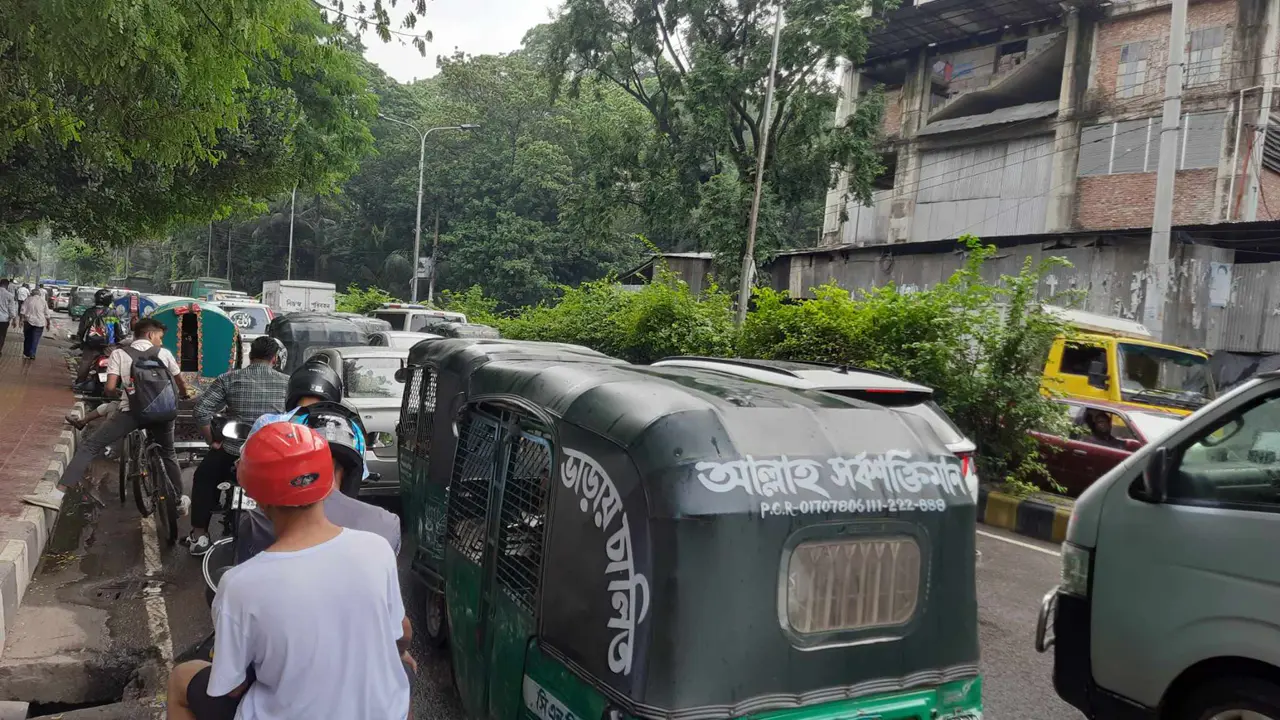 সোমবার থেকে সড়কে ফিরছে ট্রাফিক পুলিশ