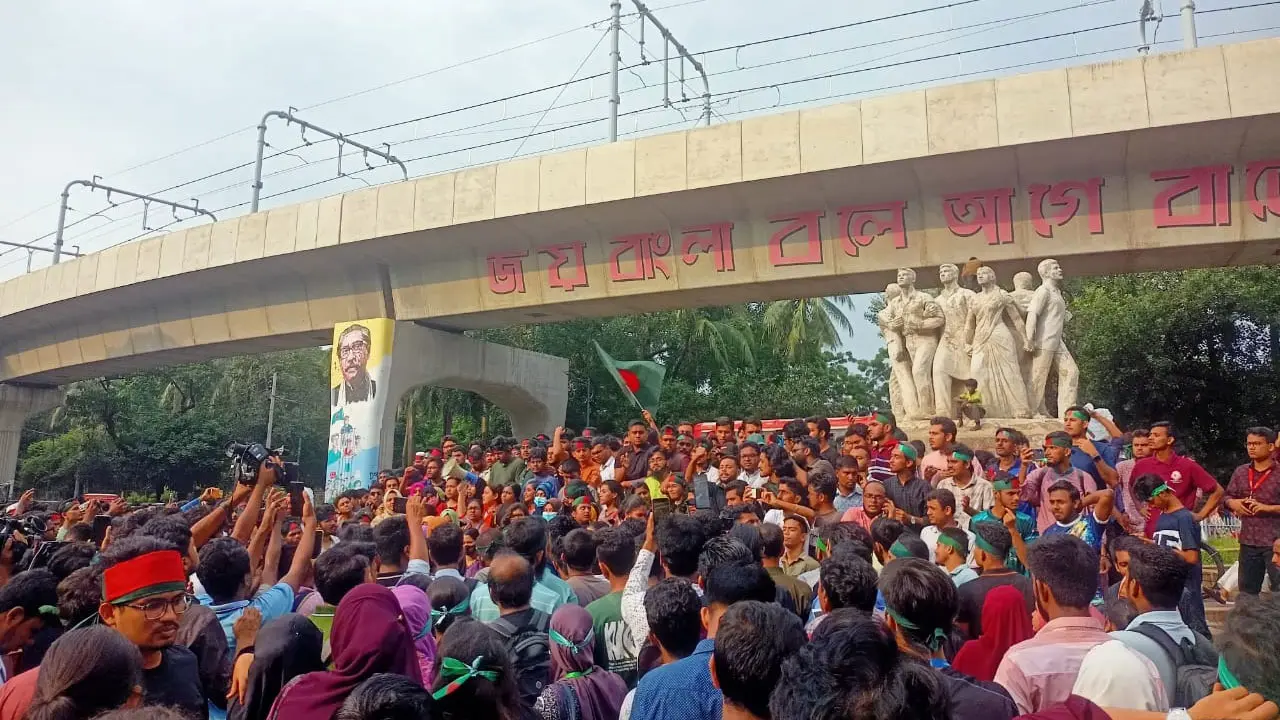শেখ হাসিনার বিচার দাবিতে আবারও উত্তাল ঢাবি ক্যাম্পাস