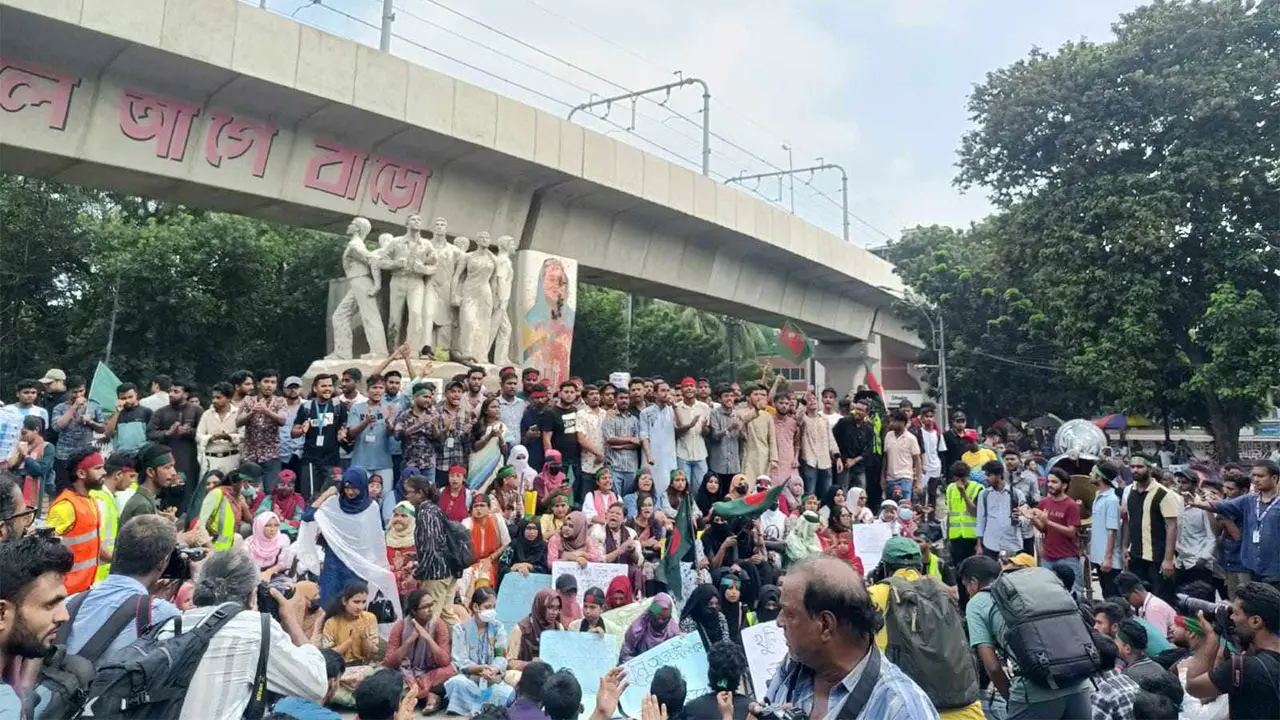 সব মন্ত্রণালয়ের সচিব ও কমিশন প্রধানদের অপসারণ দাবি