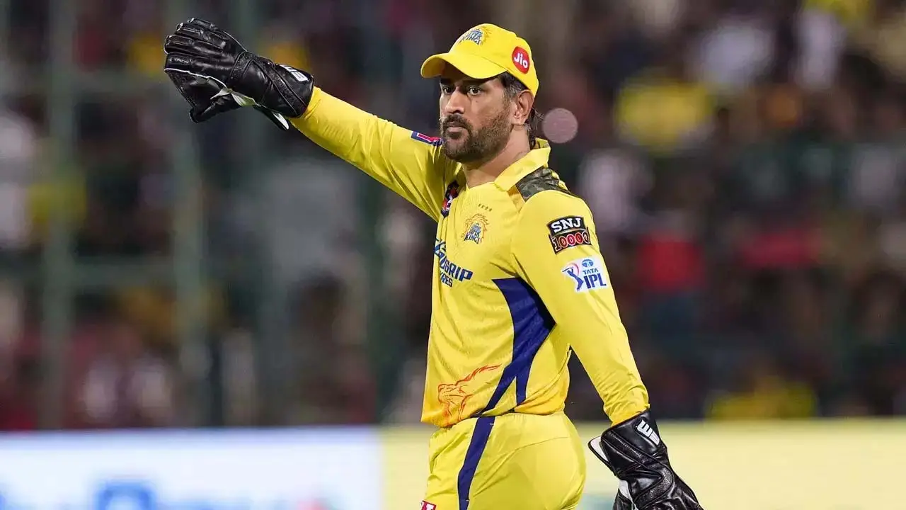 যে নিয়মে আইপিএলে খেলতে পারেন ধোনি