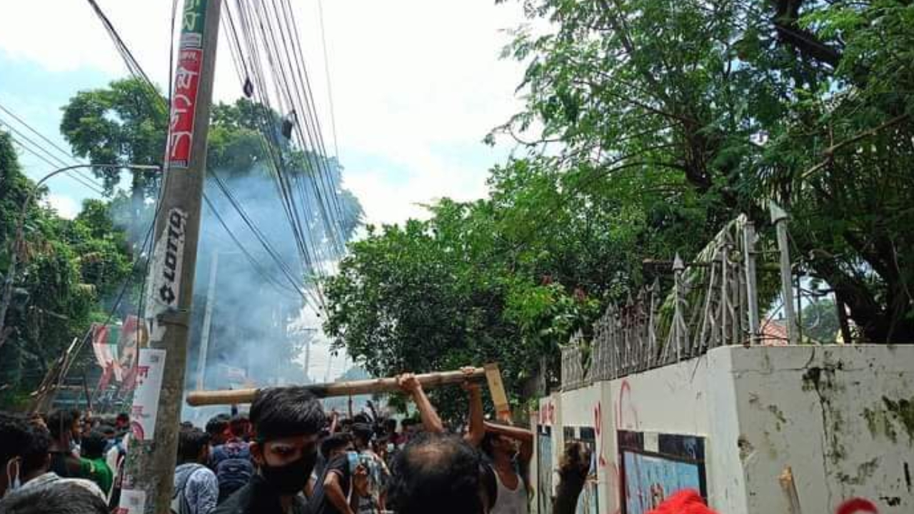 দিনাজপুরে বিচারপতি ও হুইপের বাসভবনে অগ্নিসংযোগ-ভাঙচুর