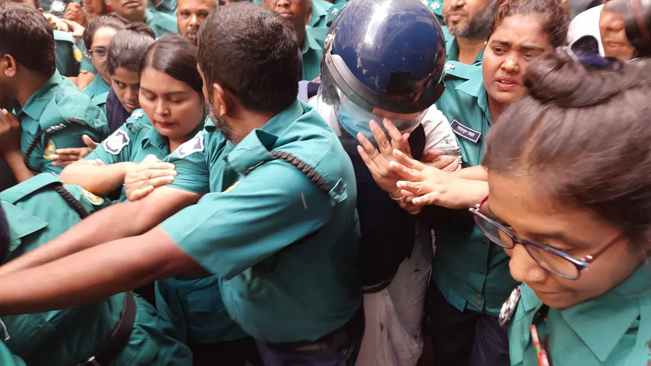 আদালতে নেওয়ার সময় মলিন চেহারায় ছিলেন দীপু মনি
