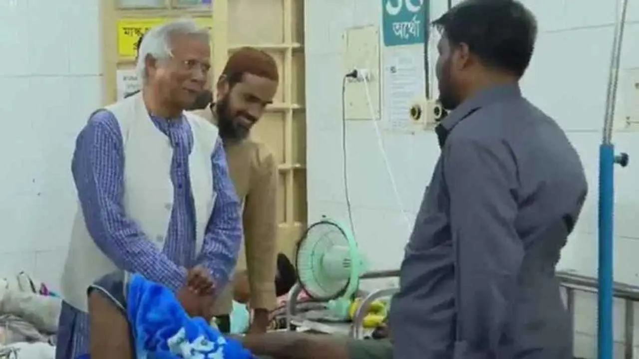 শপথ নিয়েই আহত শিক্ষার্থীদের দেখতে হাসপাতালে ড. ইউনূস