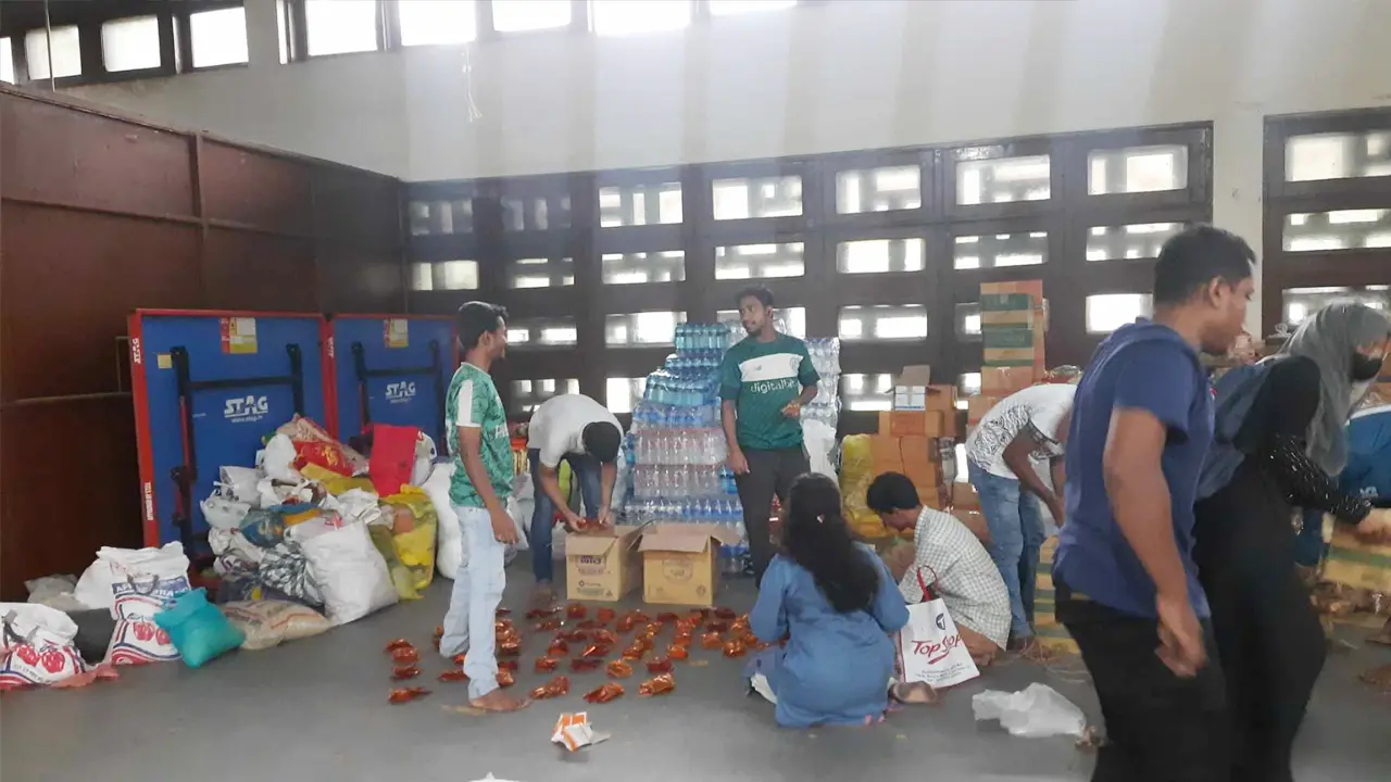 ঢাবিতে চলছে বৈষম্যবিরোধী ছাত্র আন্দোলনের ‘গণত্রাণ’ সংগ্রহ