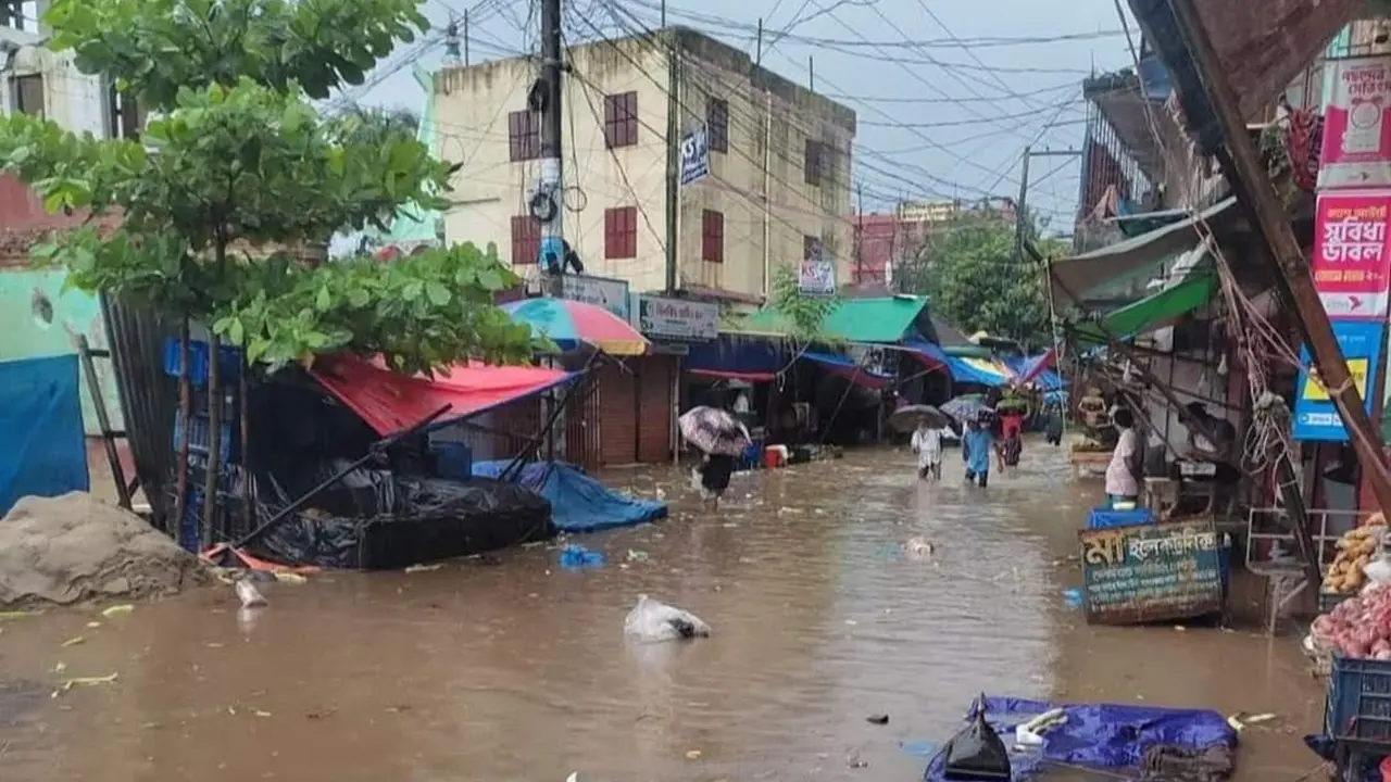 ফেনীতে রেকর্ড ৩০৬ মিলিমিটার বৃষ্টিপাত, শহরজুড়ে জলাবদ্ধতা