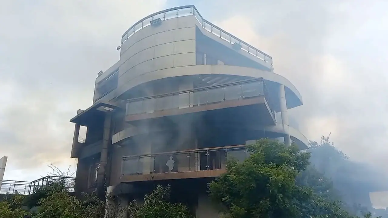 বাড়িতে অগ্নিসংযোগ-গুলি, পালিয়ে বাঁচলেন নিজাম হাজারী