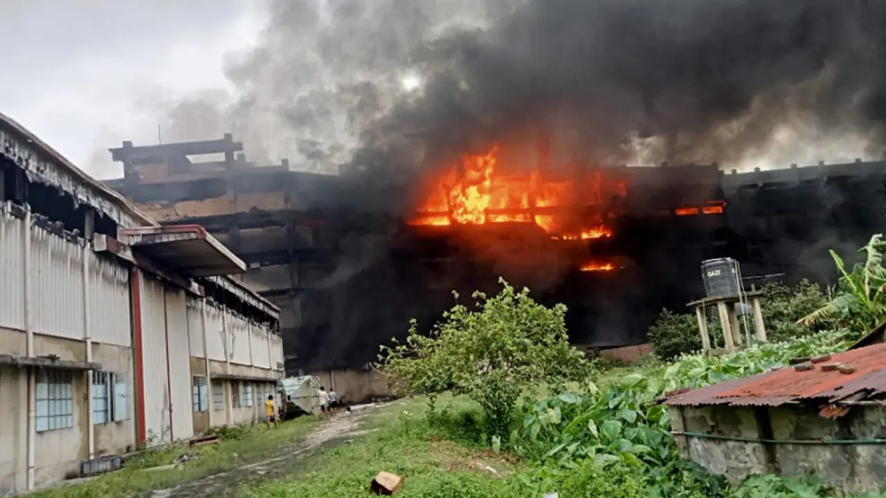 ১২ ঘণ্টায়ও নিয়ন্ত্রণে আসেনি গাজী টায়ারের আগুন 