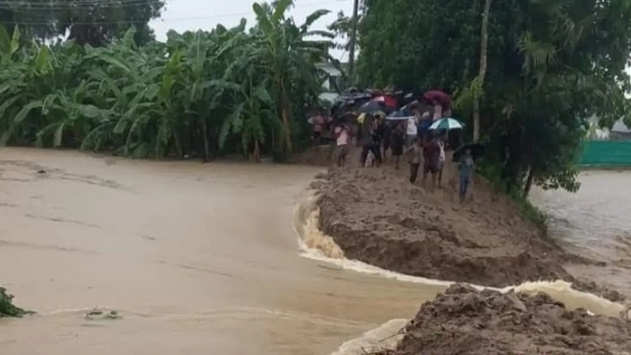 ফেনীতে ভেঙে গেছে বন্যা নিয়ন্ত্রণ বাঁধ, লোকালয়ে ঢুকছে পানি 