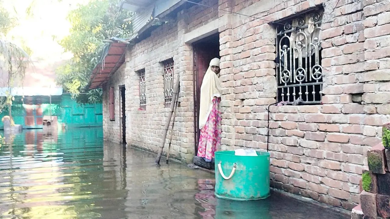 ‘খুব কষ্টে আছি বাবা, পানি কবে কমবে?’