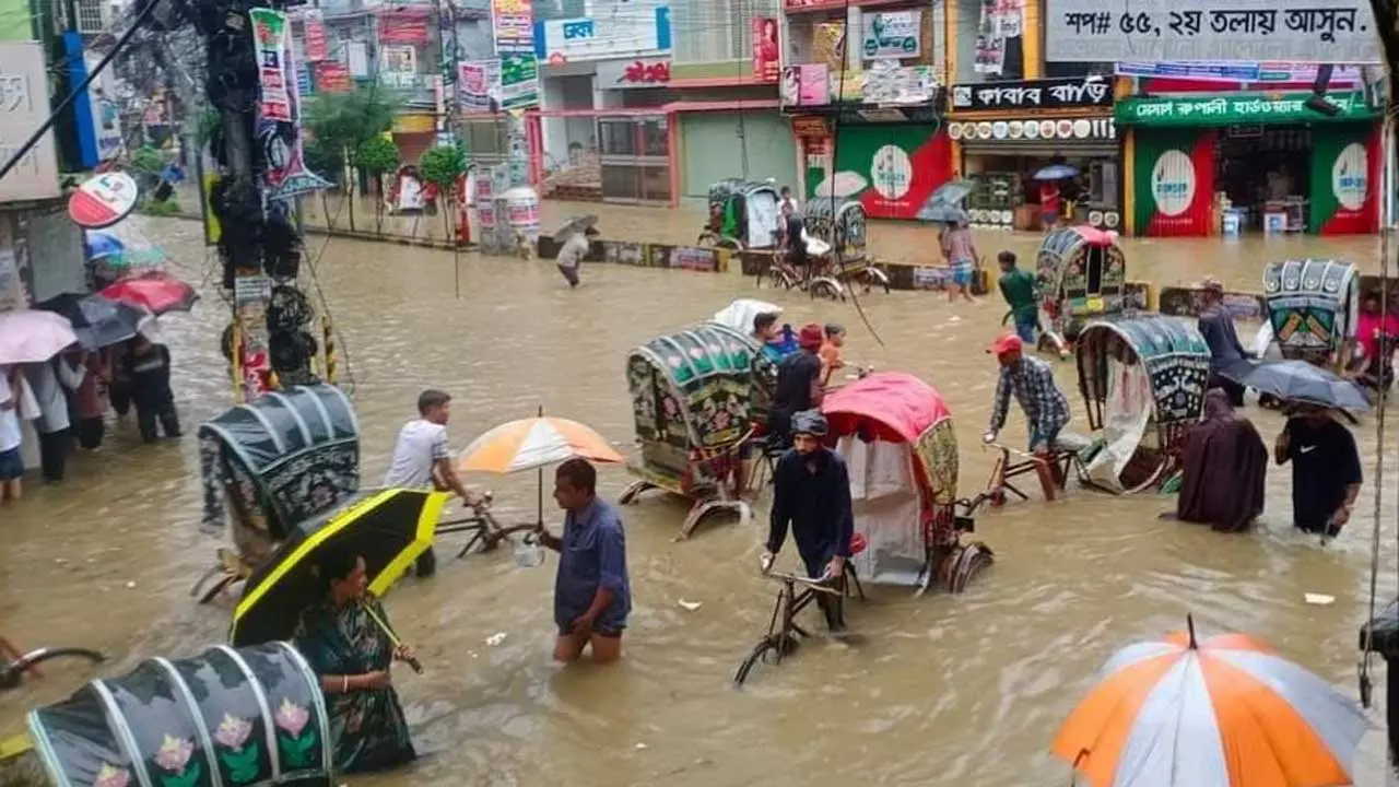 চট্টগ্রামের ৩ উপজেলায় পানিবন্দি লক্ষাধিক মানুষ, শহরে জলাবদ্ধতা