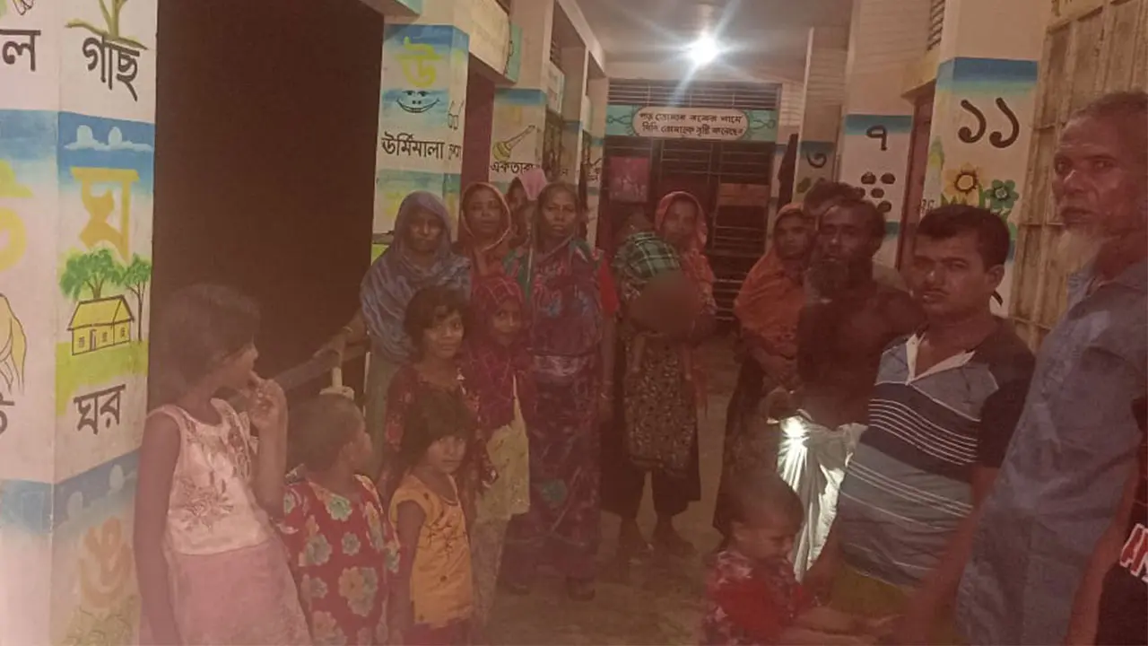 ‘প্রাণে বাঁচতে বাড়ি-ঘর রাখি ছেলে-মেয়ে নিয়ে আশ্রয়কেন্দ্রে আসছি’