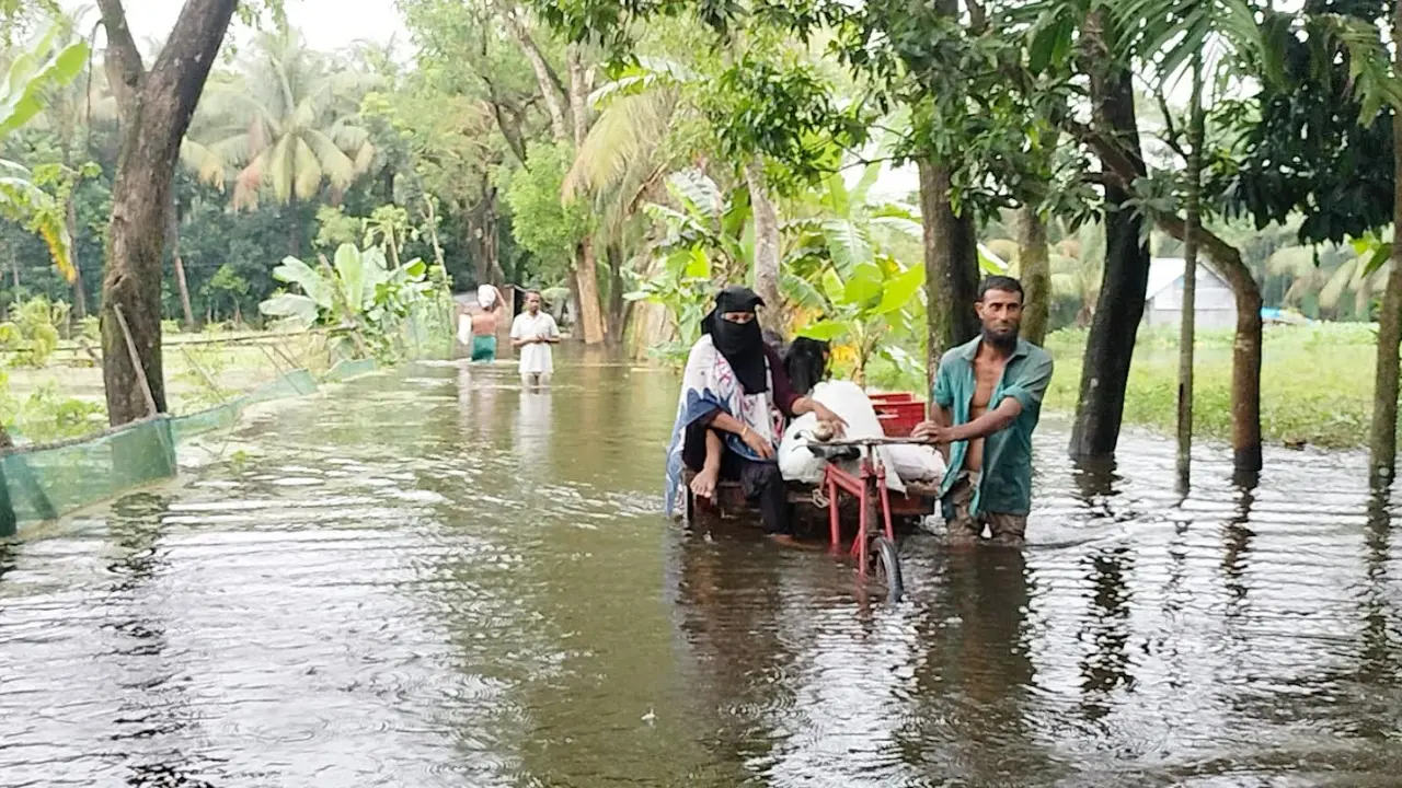 ‘পানির কারণে বাড়িতে থাকা সম্ভব না, আশ্রয়কেন্দ্রও খালি নাই’