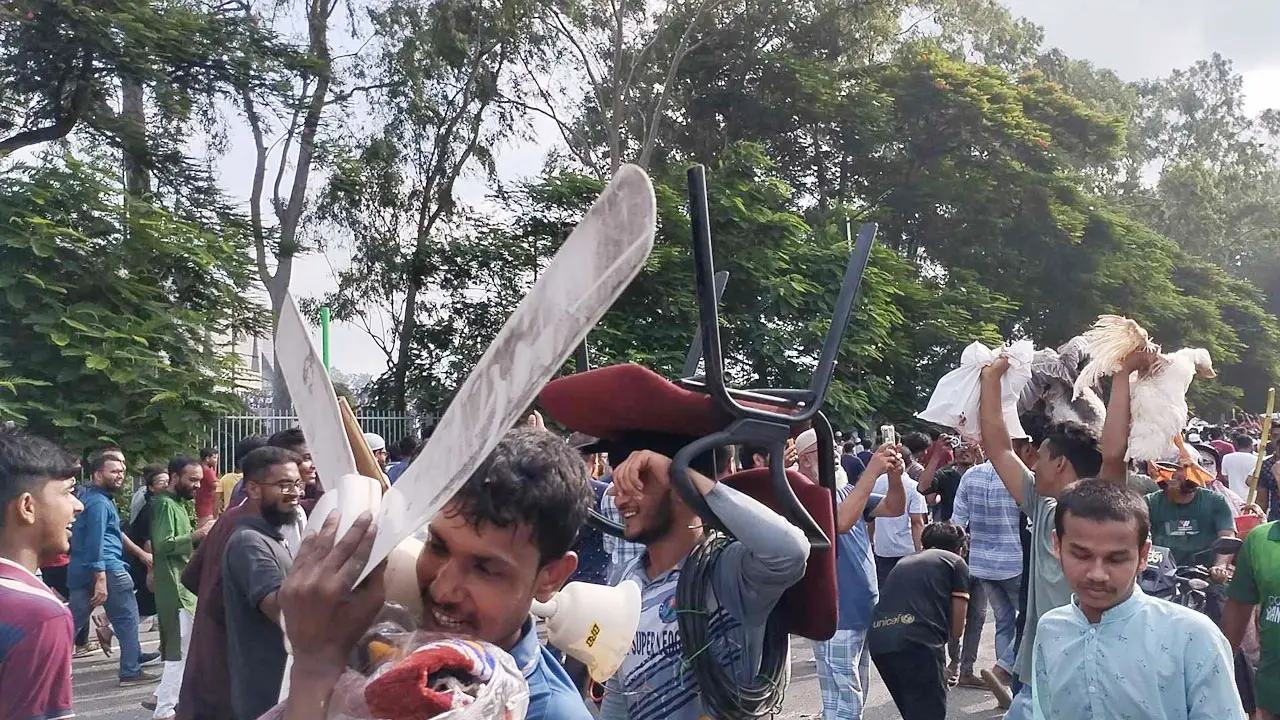 গণভবনে ঢুকে যে যা পারছে নিয়ে যাচ্ছে