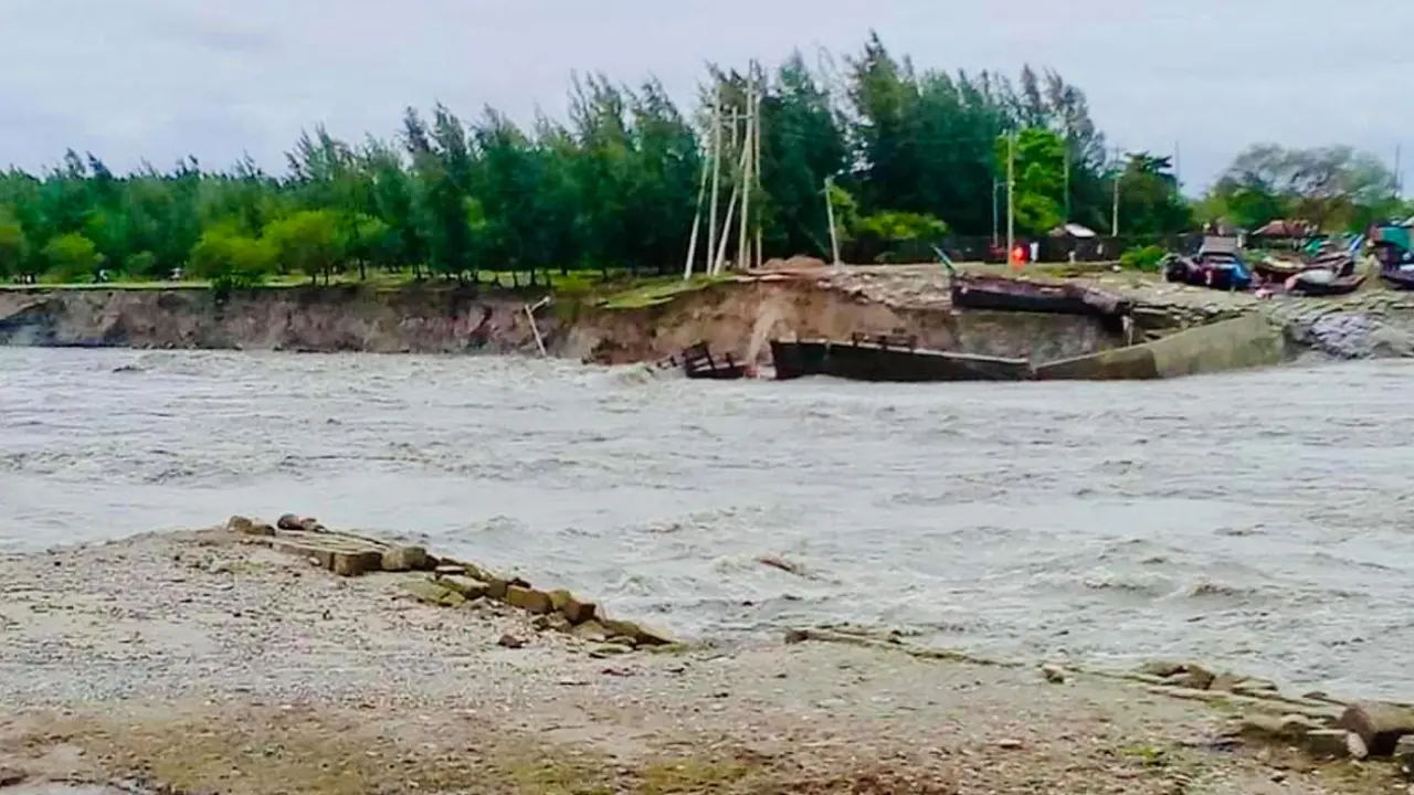 নেই মুছাপুর স্লুইসগেটের অস্তিত্ব, আতঙ্কে এলাকাছাড়া স্থানীয়রা