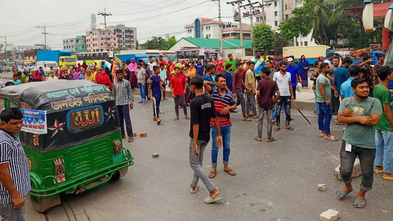 গাজীপুরের চার কারখানায় শ্রমিক অসন্তোষ, আন্দোলনে ব্যাহত যান চলাচল