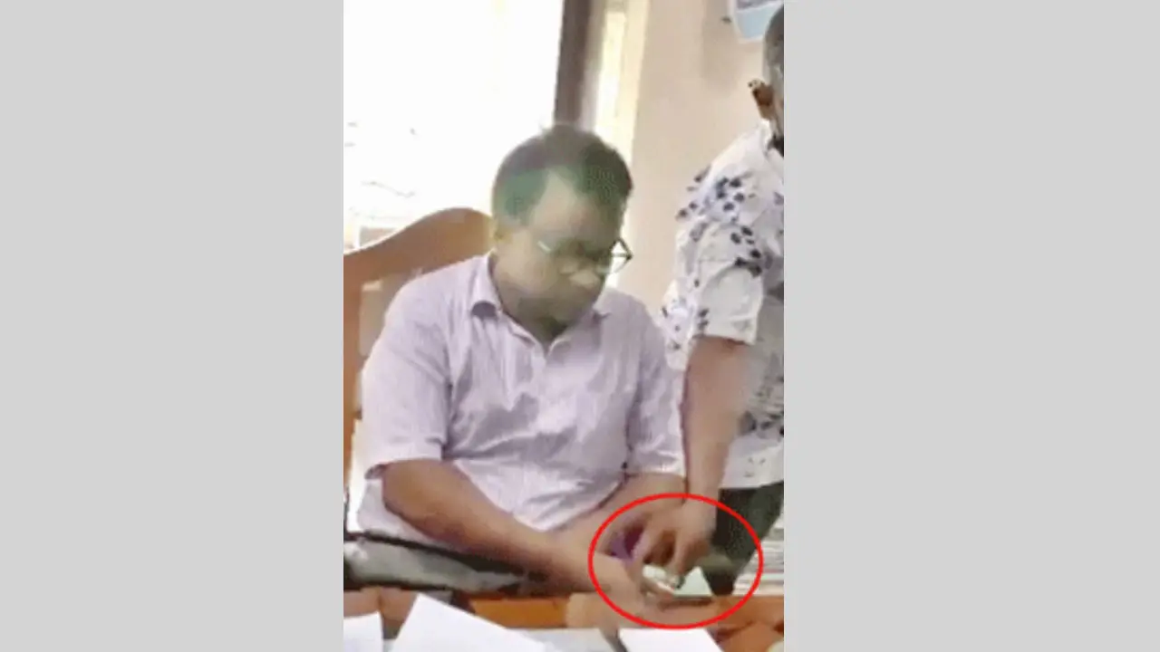 ঘুষ নেওয়ার পুরনো ভিডিও ভাইরালের পর বরখাস্ত চসিকের হিসাবরক্ষক