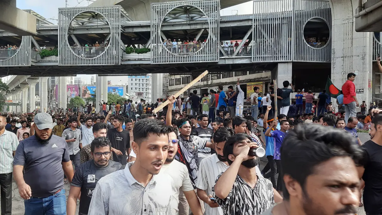 ভুয়া ভুয়া স্লোগানে গণভবন অভিমুখে লাখো জনতা