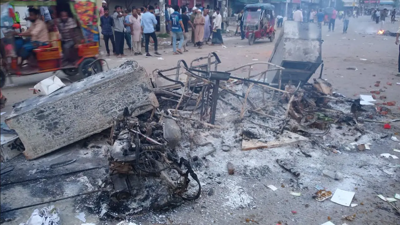 গোড়াই হাইওয়ে থানায় হামলা ও অগ্নিসংযোগে ওসিসহ ১০ জন আহত