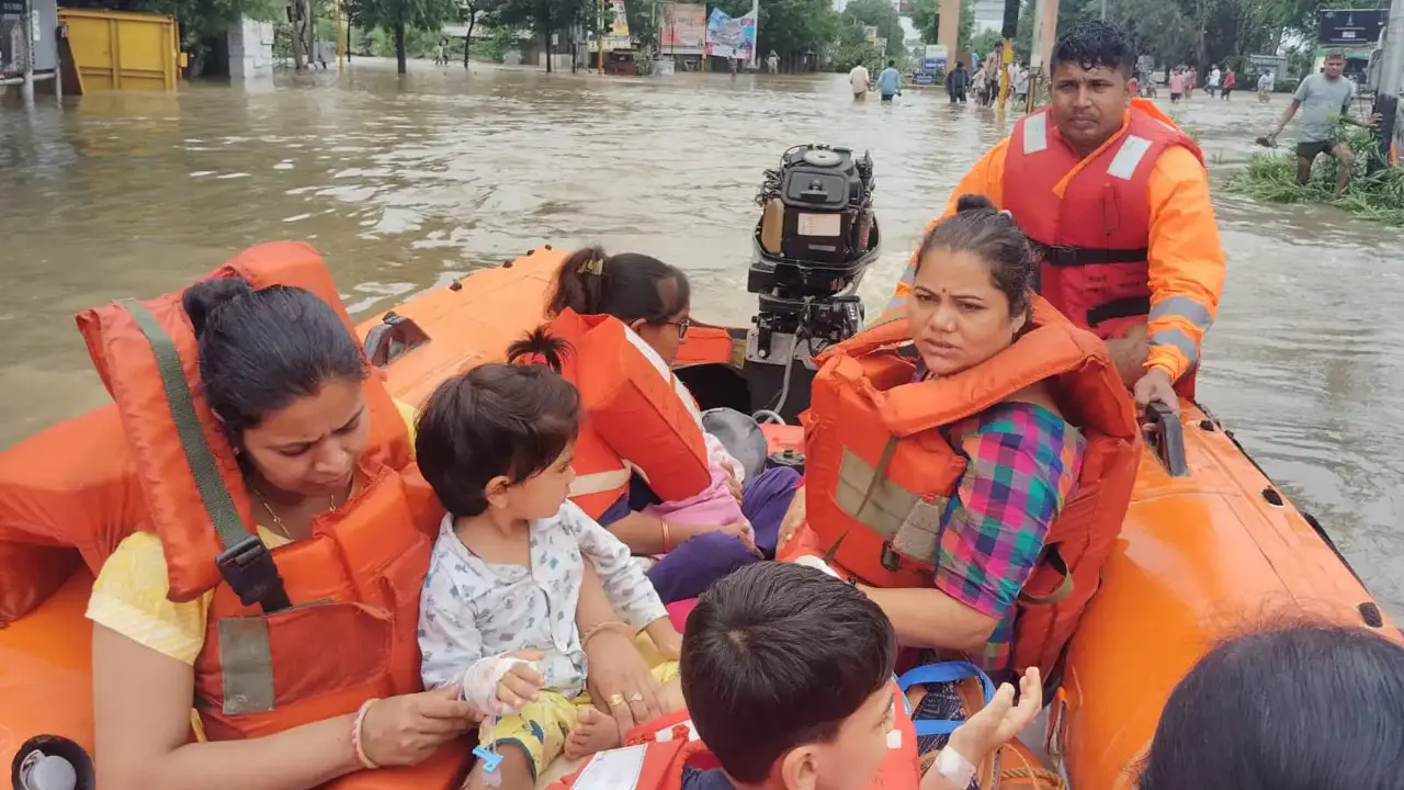 মোদির গুজরাটে ভয়াবহ বন্যা, খাবারের জন্য হাহাকার