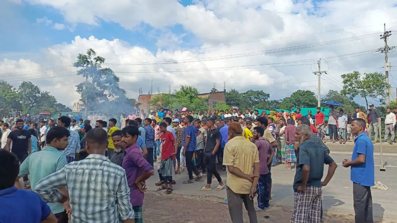 গাজীপুরে শ্রমিকদের মহাসড়ক অবরোধ, যানজট