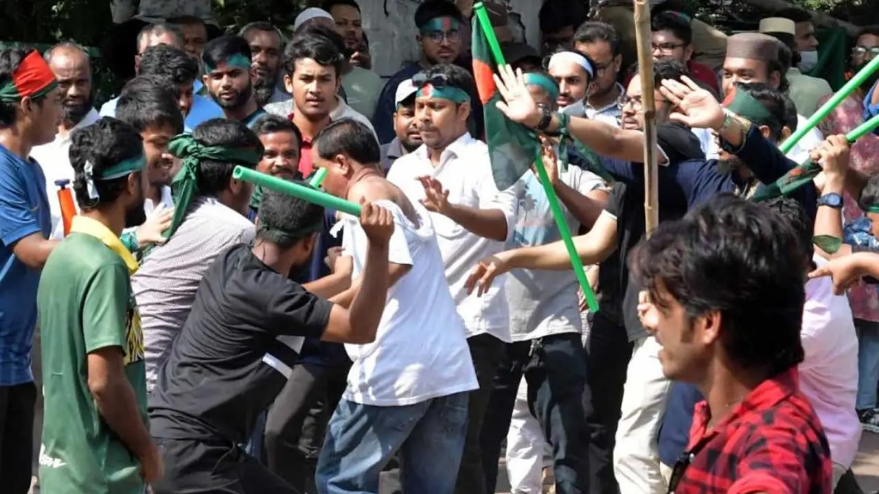 ধানমন্ডি ৩২ : কালো পোশাক দেখলেই তল্লাশি, পড়তে হচ্ছে জেরার মুখে