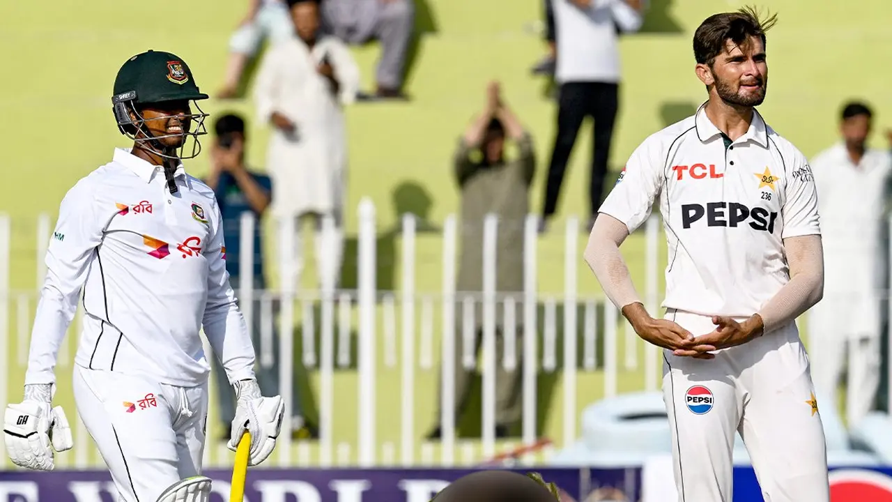 খেলার মাঝেই সন্তানের সুসংবাদ, উইকেট পেয়ে উদযাপন আফ্রিদির