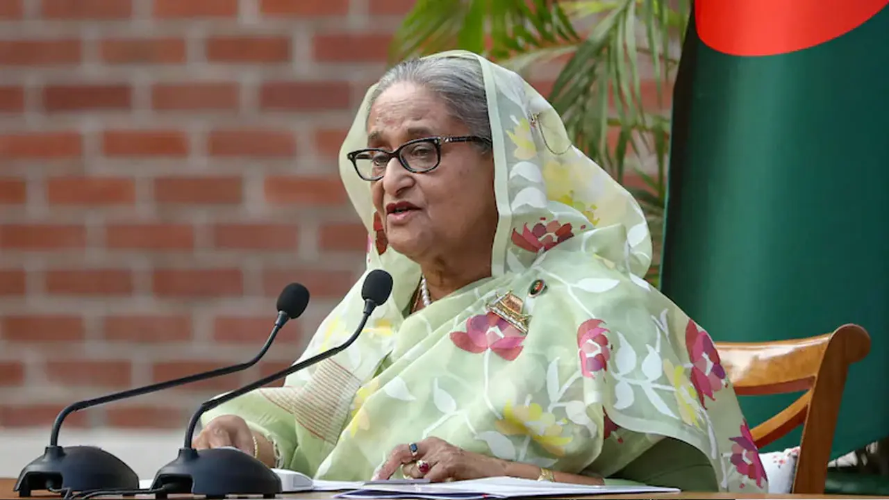 গিয়েছিলেন ‘সাময়িকভাবে’, কীভাবে এখনও ভারতে আছেন শেখ হাসিনা?