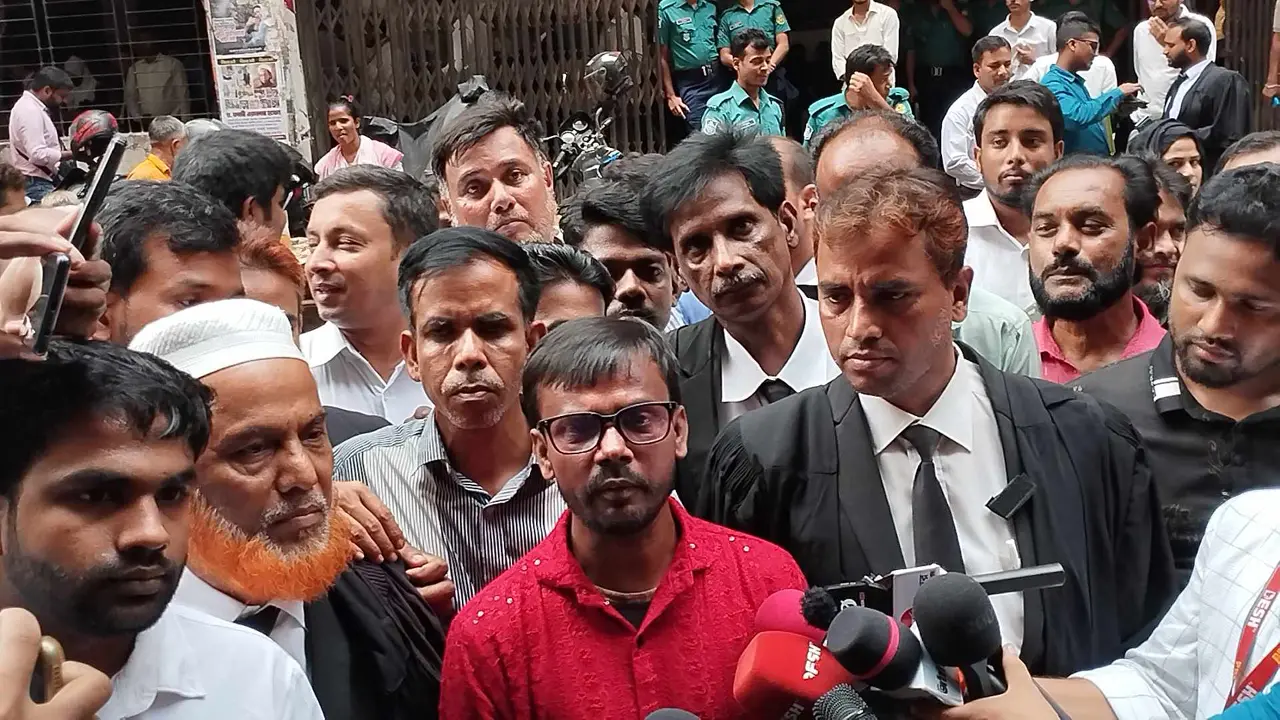 আরাফাতের জন্য ডিম ও জুতার মালা নিয়ে আদালতে হিরো আলম