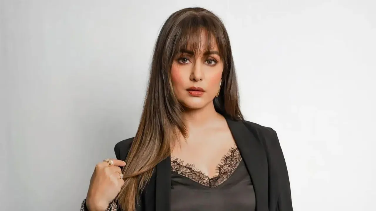 কেমোর পরে হাত-পা অবশ হয়ে থাকছে : হিনা খান
