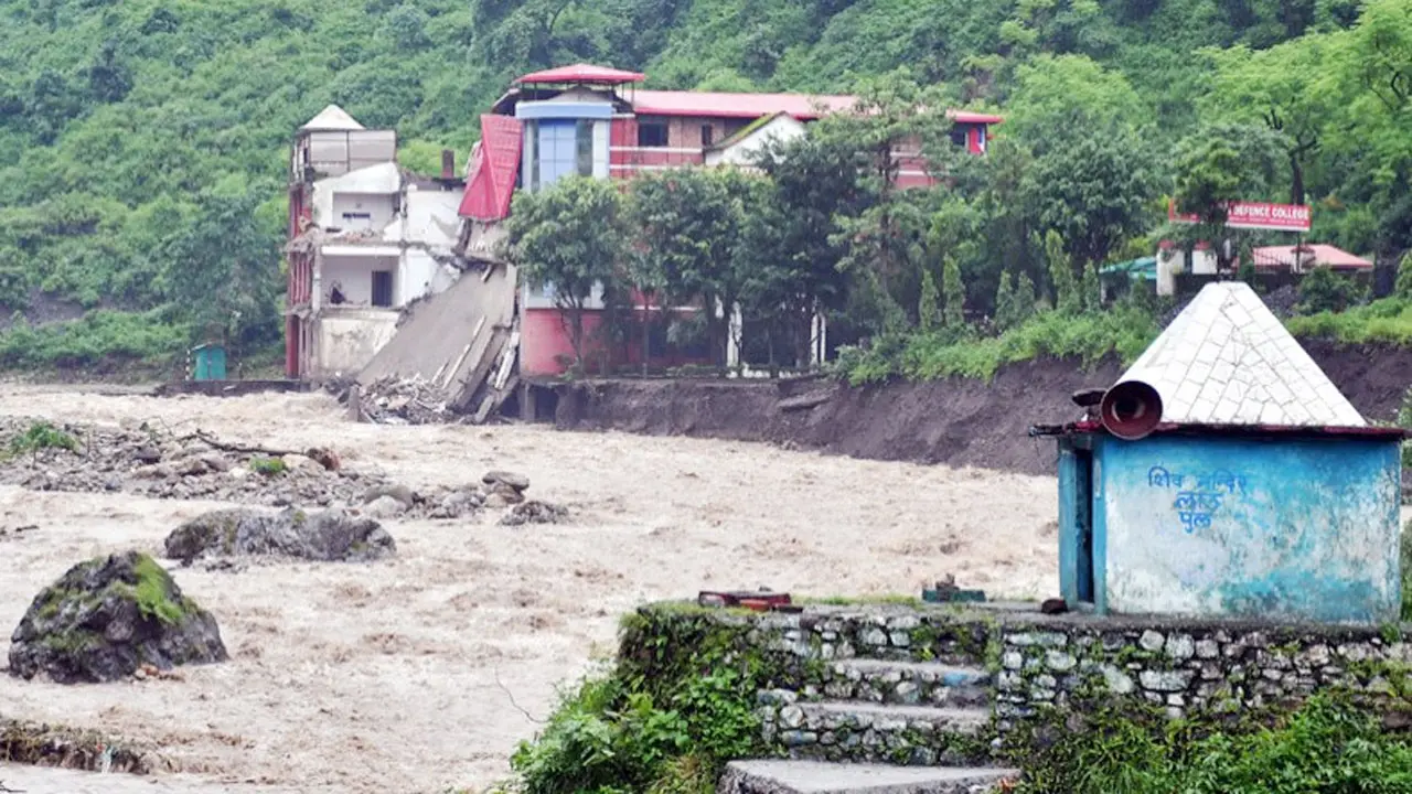 প্রবল বর্ষণ-পাহাড়ি ঢল : ভারতের দুই রাজ্যে নিহত ২৪