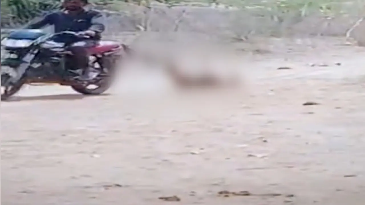 শাস্তি হিসেবে স্ত্রীকে বাইকের পেছনে টেনেহিঁচড়ে নিলেন স্বামী