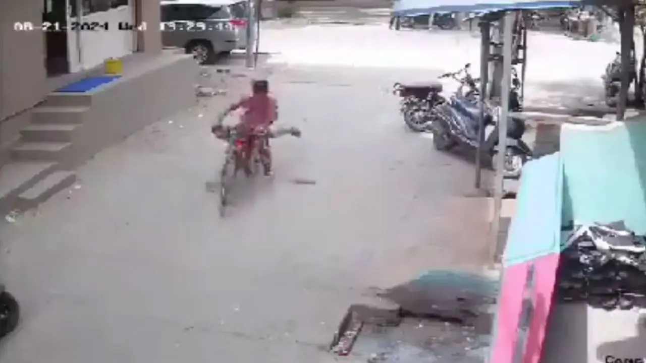 স্কুল থেকে বাড়ি ফেরার পথে বিদ্যুতের তারে জড়িয়ে শিশুর করুণ মৃত্যু