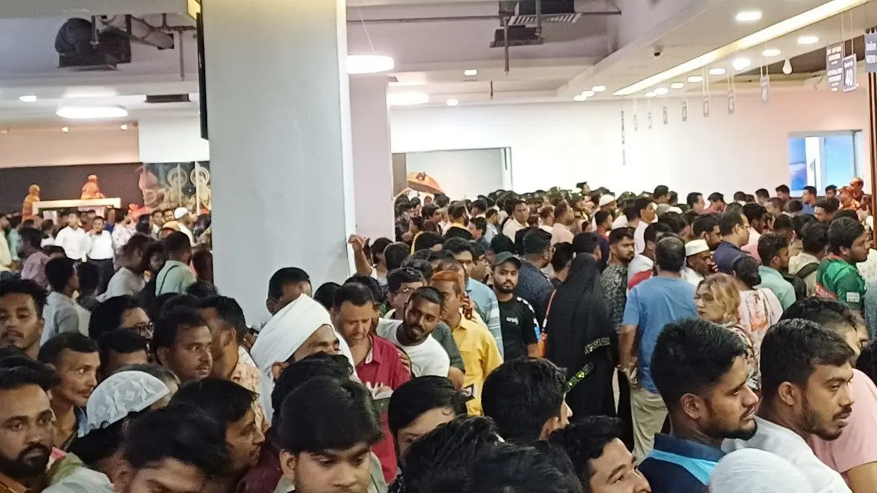 ভিসার দাবিতে যমুনায় ভারতীয় সেন্টারে বাংলাদেশিদের বিক্ষোভ