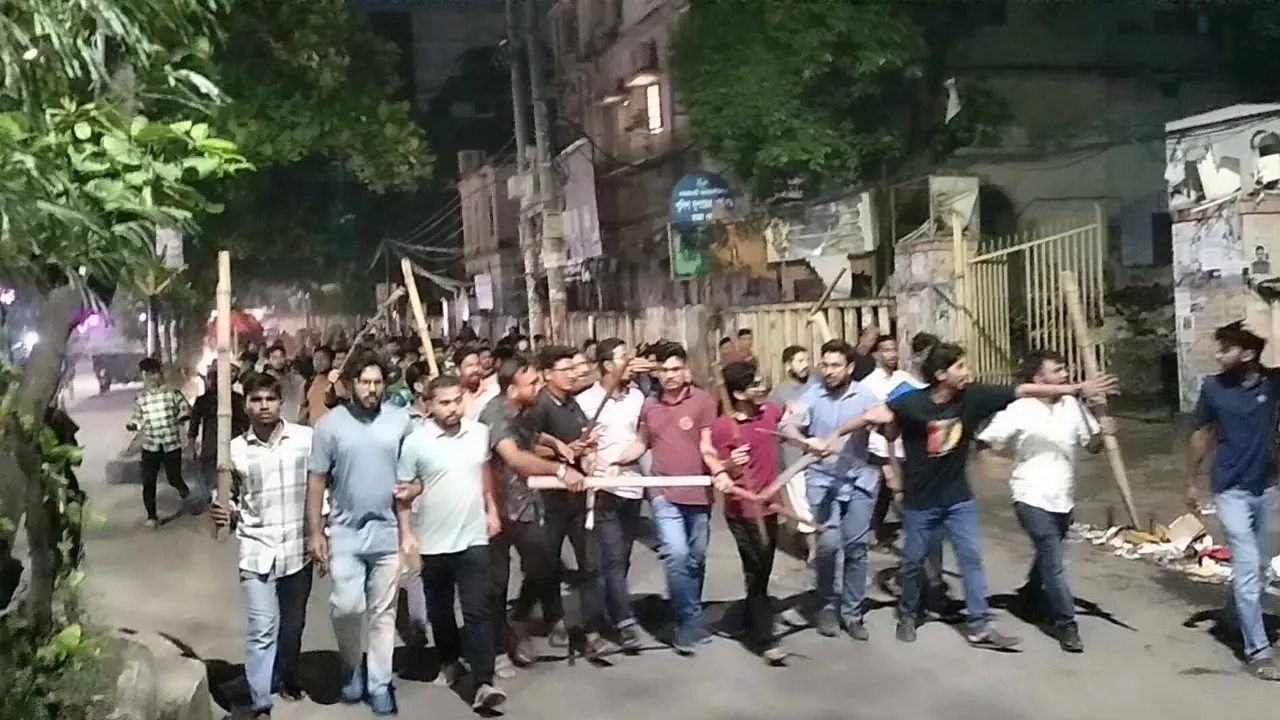 সচিবালয় অভিমুখে জবি শিক্ষার্থীরা 