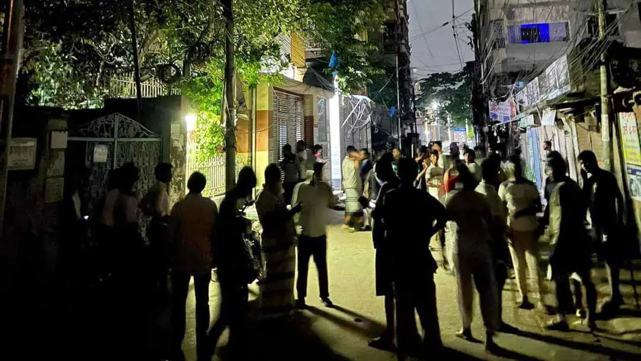 গেন্ডারিয়ায় বাড়ি ঘিরে রেখেছে এলাকাবাসী, ঢুকেছে সেনাবাহিনী