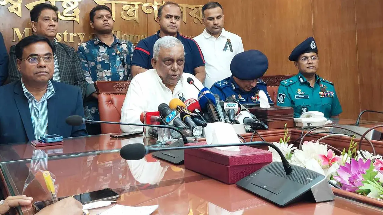 ঢাকা-গাজীপুর-নরসিংদীতে কারফিউ অব্যাহত থাকবে : স্বরাষ্ট্রমন্ত্রী 