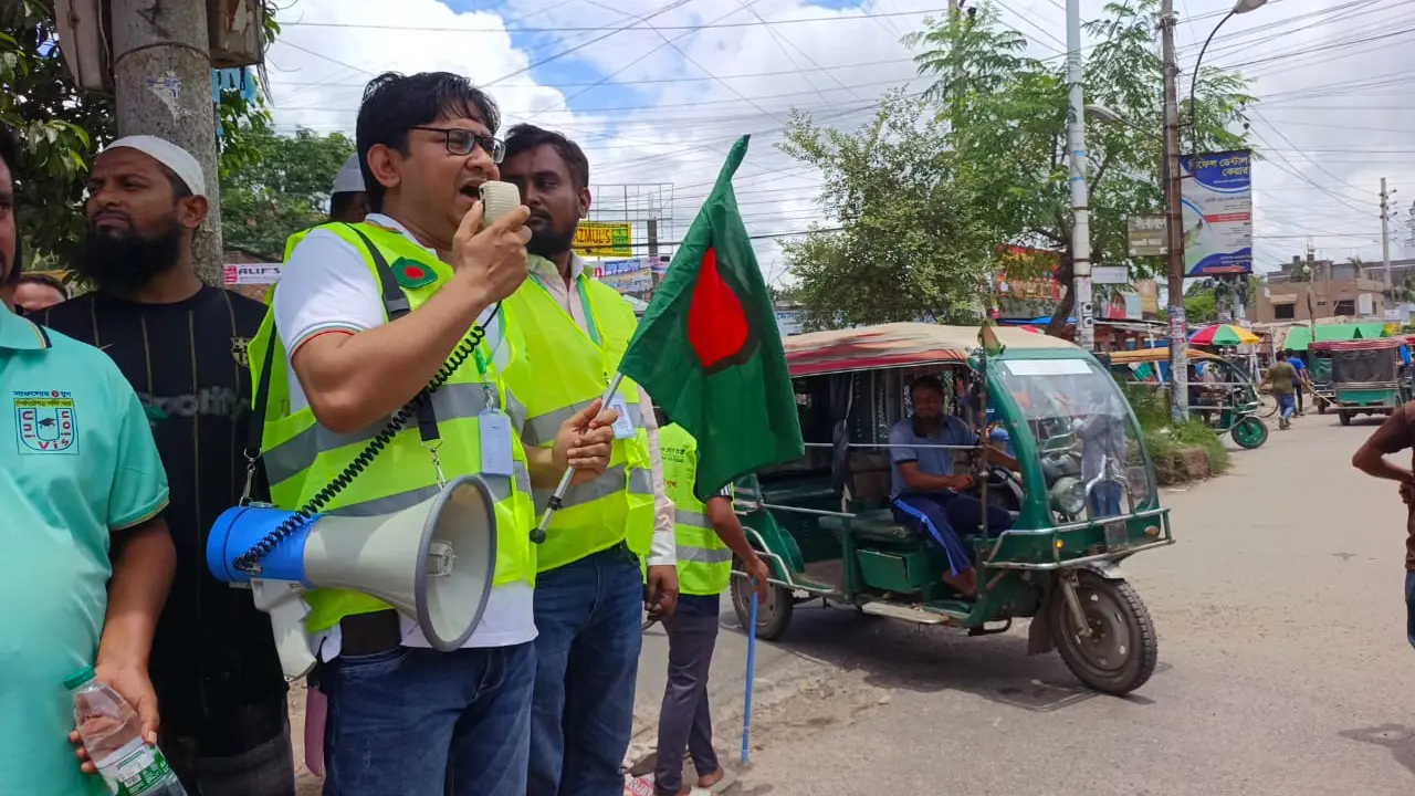 সড়কের শৃঙ্খলায় শিক্ষার্থী-স্বেচ্ছাসেবকরা, স্বস্তিতে জনগণ