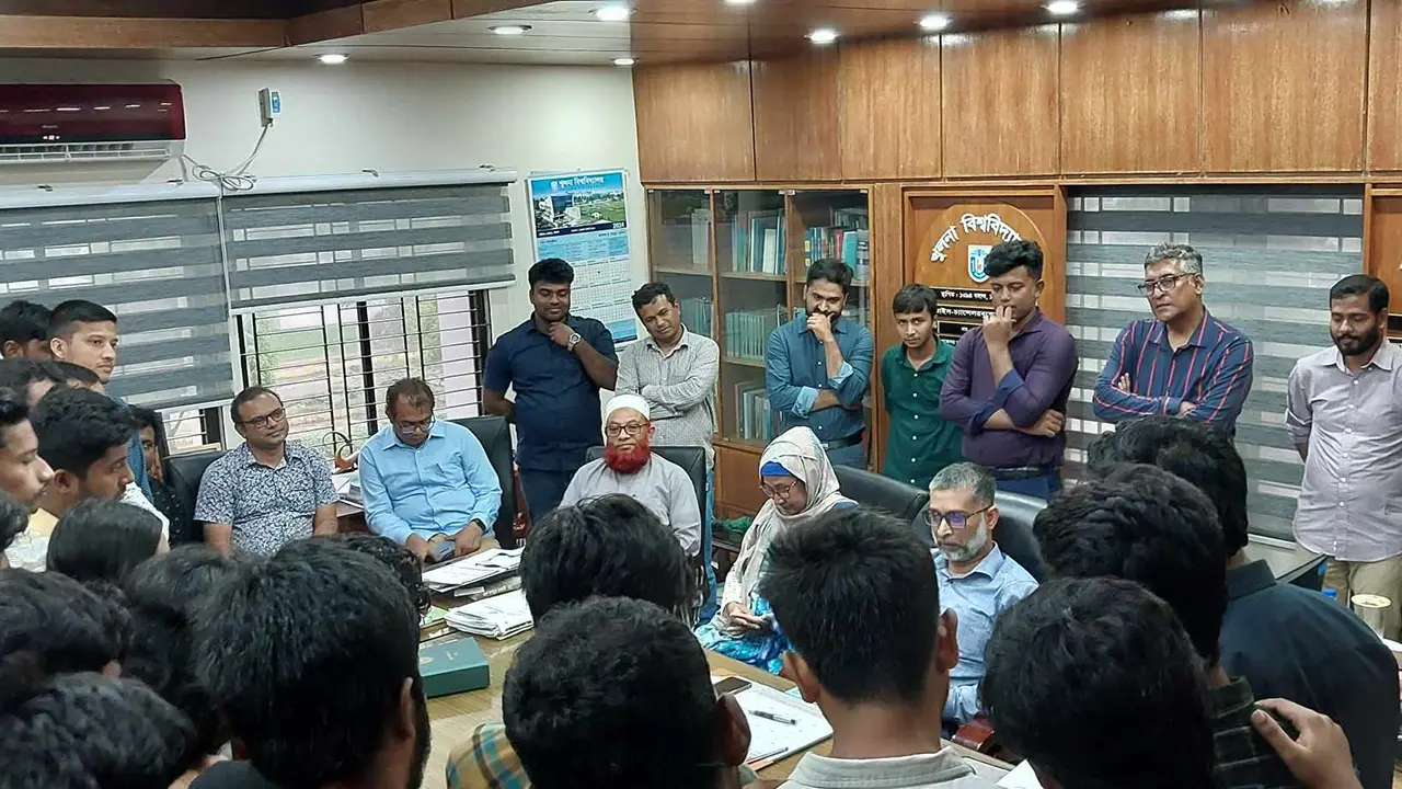 খুবি ভিসির পদত্যাগের গুঞ্জনে শিক্ষার্থীদের বিক্ষোভ