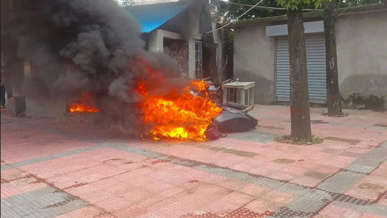 খুলনায় সংসদ সদস্যের বাড়ি ও আ. লীগ কার্যালয়ে আগুন