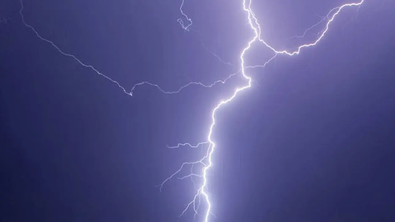 মাছ ধরতে গিয়ে বজ্রপাতে প্রাণ গেল দুই জেলের