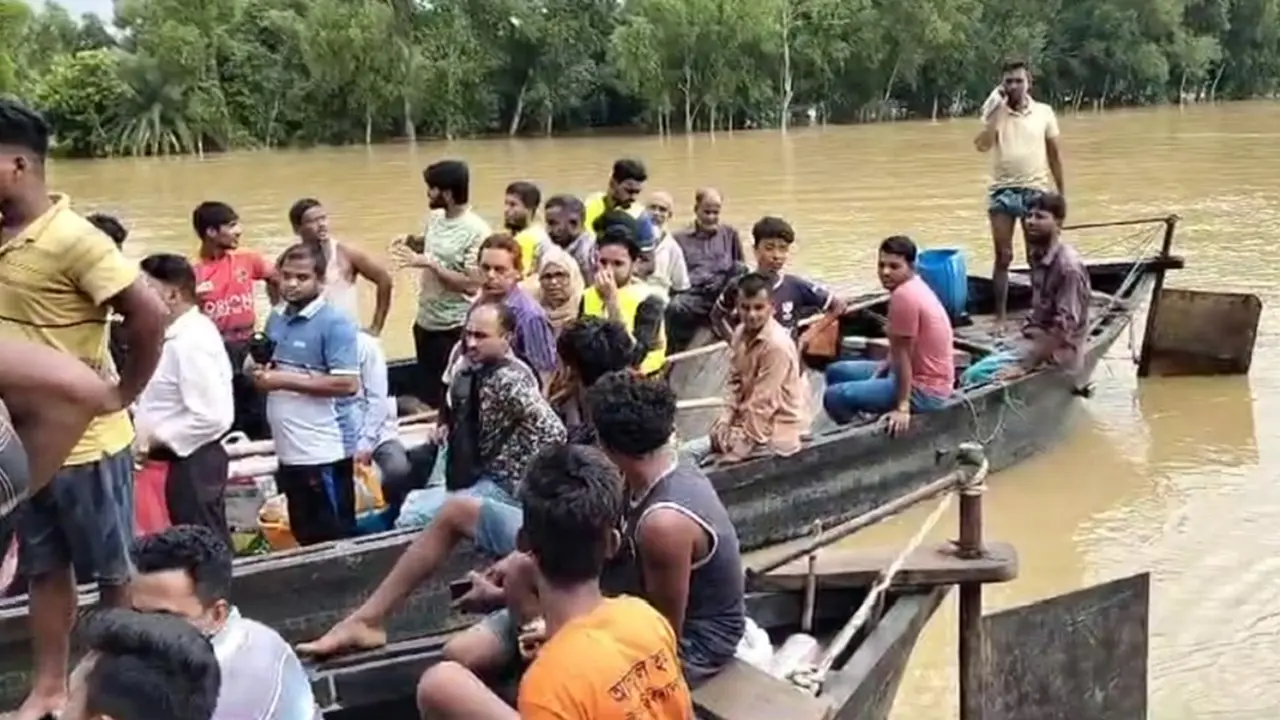 কসবায় ত্রাণ বিতরণে গিয়ে দিতে হচ্ছে অতিরিক্ত নৌকা ভাড়া