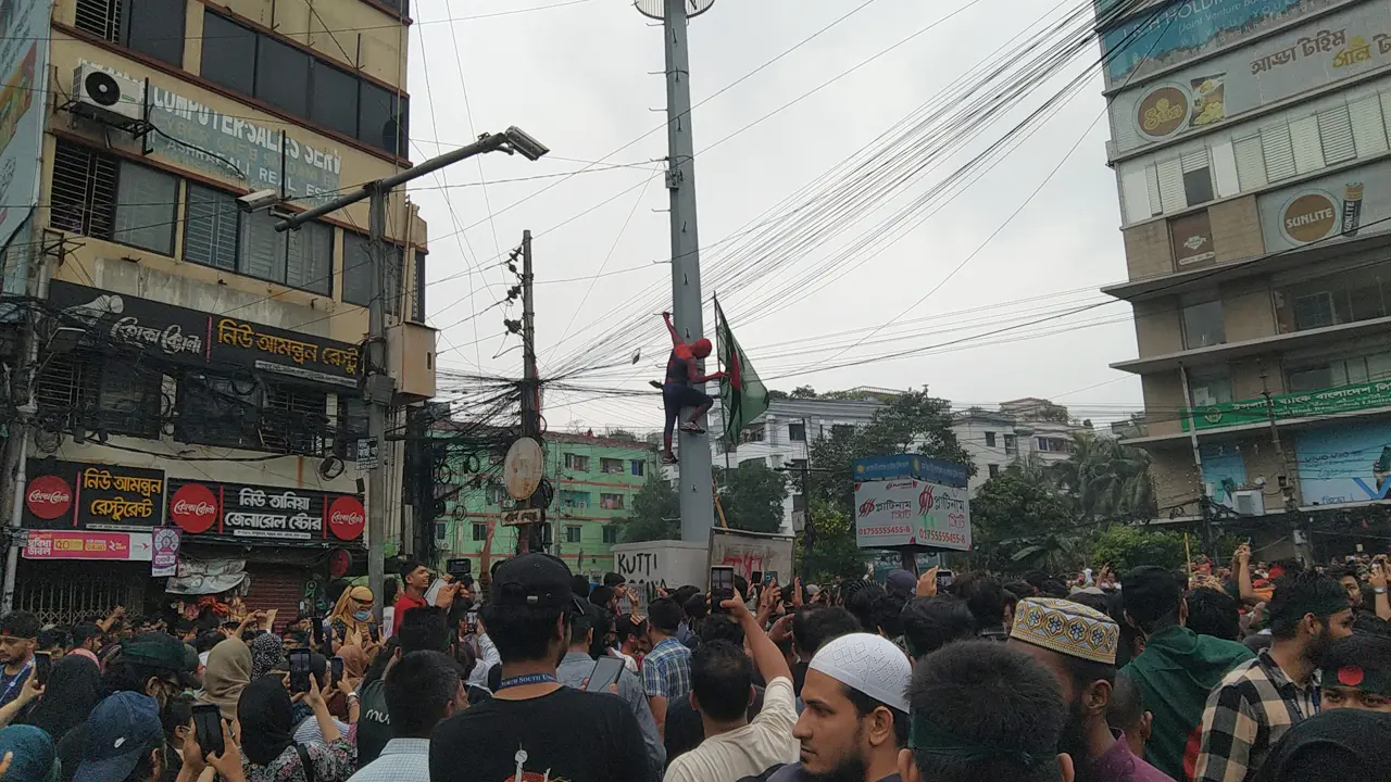 শিক্ষার্থীদের আন্দোলনে হঠাৎ স্পাইডারম্যানের আগমন!