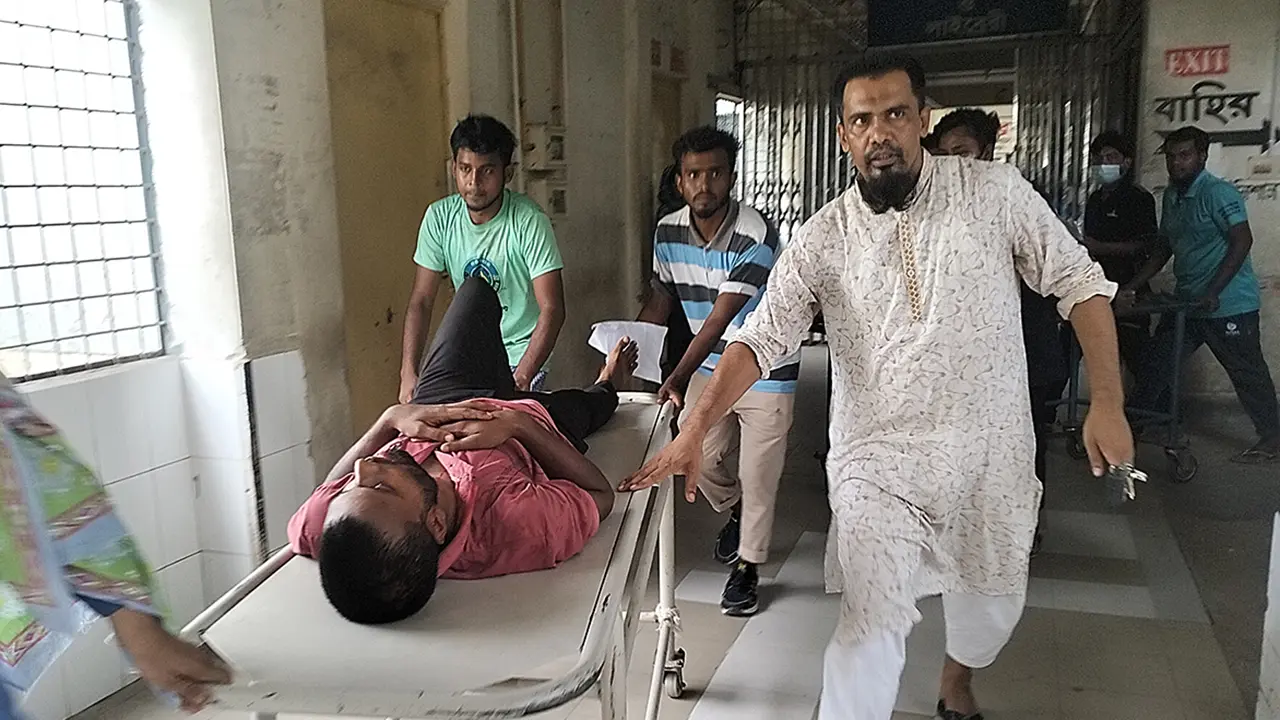 কুষ্টিয়ায় শিক্ষার্থীদের ওপর রাবার বুলেট-কাঁদানে গ্যাস নিক্ষেপ